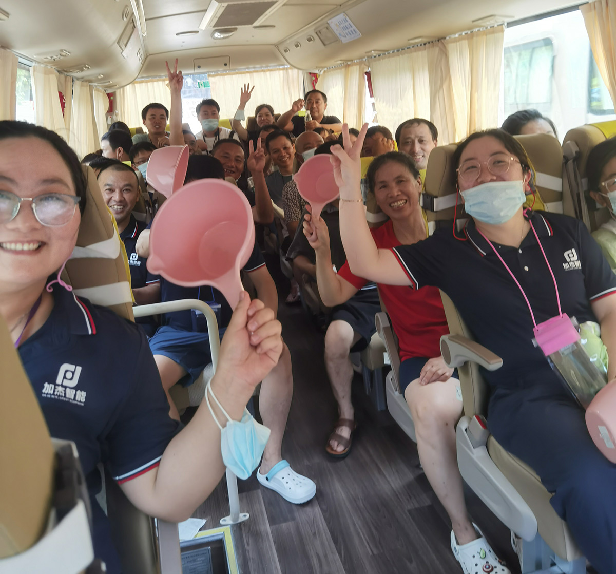 07fe265661745a44ebd1d48740b01f9a.jpg 車上合影.jpg